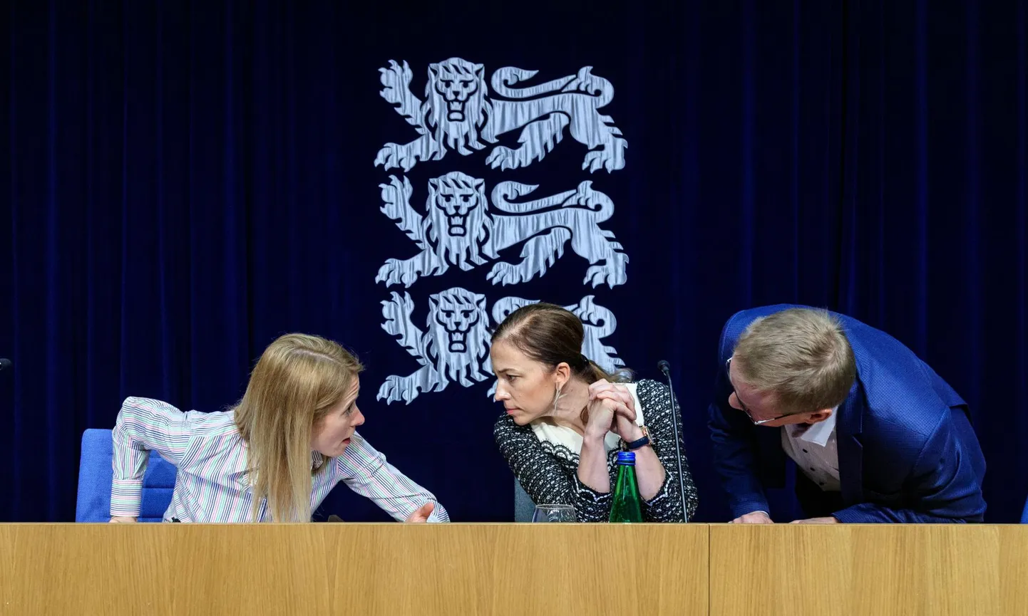 Tunnustavaid hinnanguid põhjendasid tööandjad märtsis enim sellega, et uuelt valitsuselt oodatakse avatud ja värsket suhtumist. Vasakult peaminister Kaja Kallas, haridusminister Liina Kersna ja riigihalduse minister Jaak Aab valitsuse pressikonverentsil.