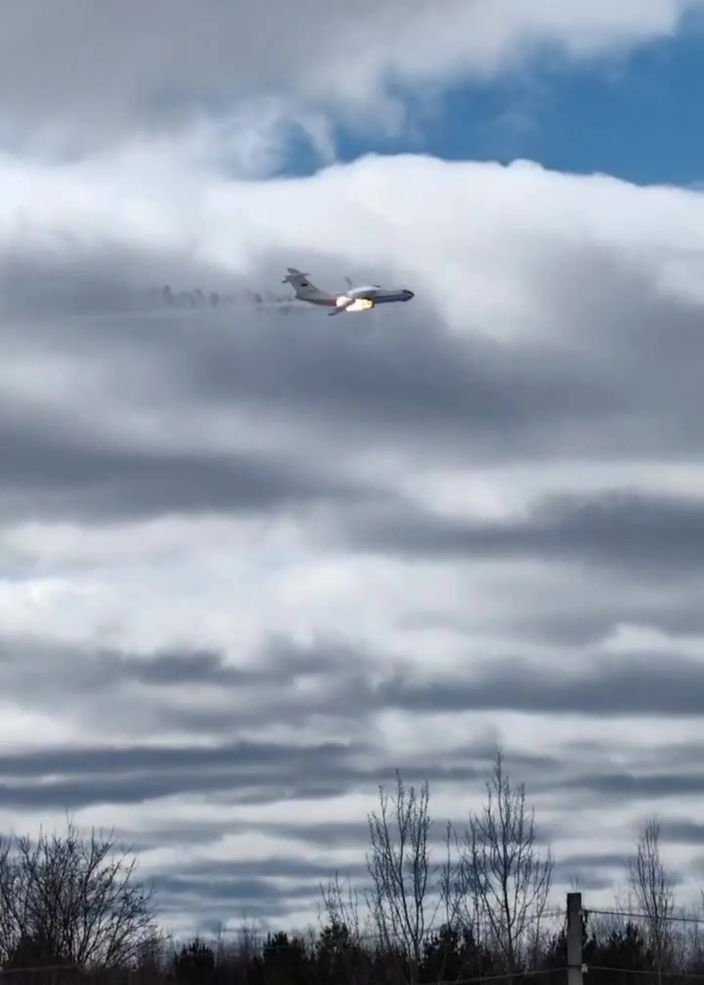 Kaader videost, millel on näga Vene sõjaväe transpordilennukit Iljušin Il-76  põlemas Ivanovo lähistel 12. märtsil 2024. aastal.