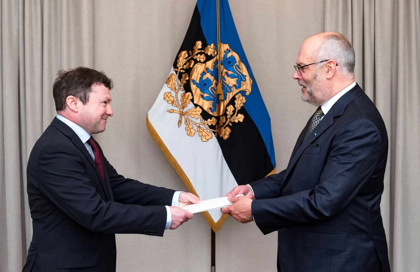 Sloveenia Vabariigi suursaadik Tomaž Matjašec ja president Alar Karis.