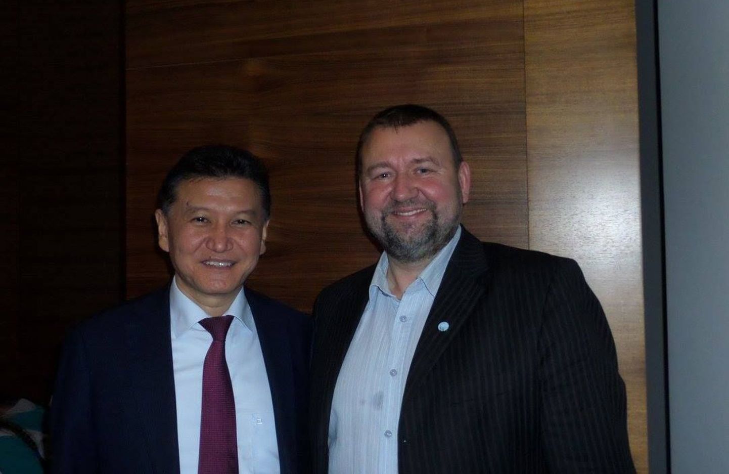 Malekunn Eino Vaher (paremal) koos kauaaegse Kalmõkkia ja praeguse FIDE presidendi multimiljonär Kirsan Iljumžinoviga.