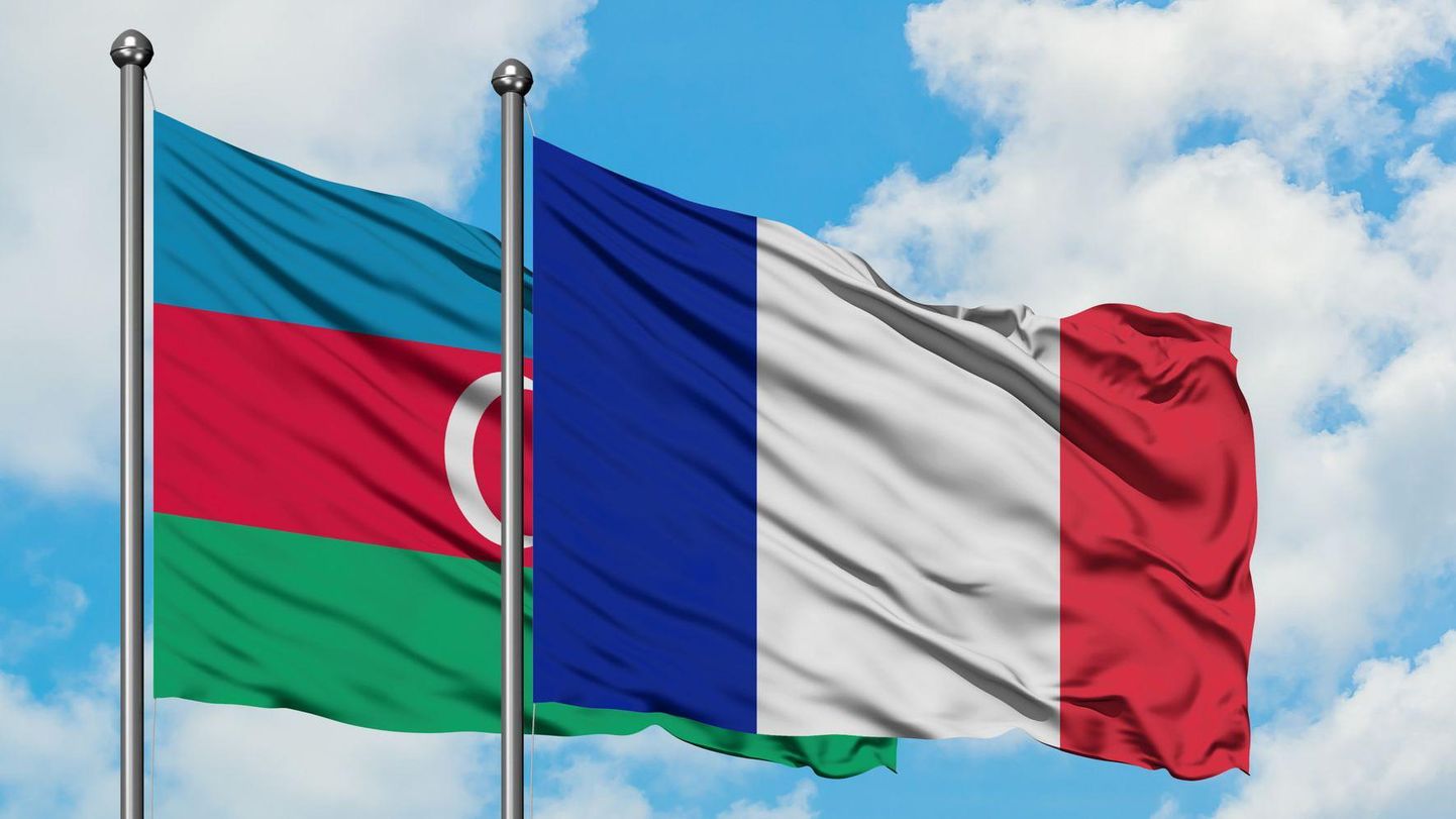 Флаги Франции и Азербайджана