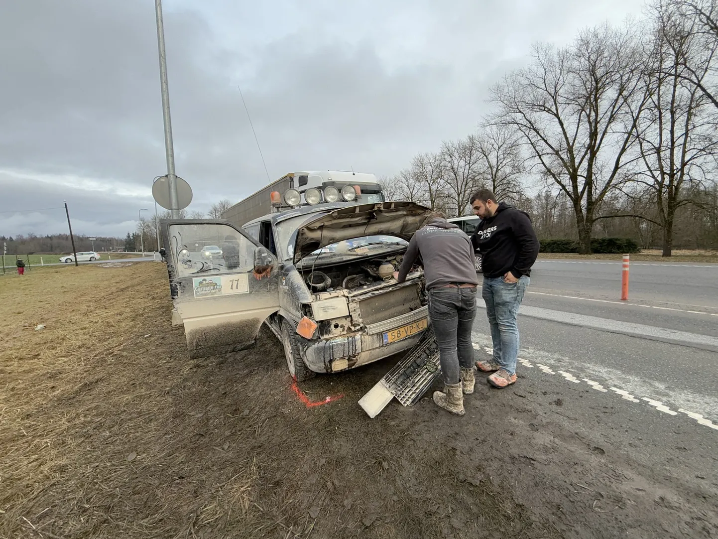 Hollandlaste avariisse sattunud väikebussiga polnud võimalik teekonda jätkata.