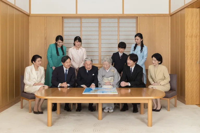 Jaapani keiserlik pere: ees vasakult on kroonprintsess Masako, kroonprints Naruhito, keskel istub keiser Akihito, temast paremal on keisrinna Michiko, prints Akishino ja printsess Kiko. Taga vasakult paremale on printsess Mako, printsess Aiko, prints Hisahito ja printsess Kako