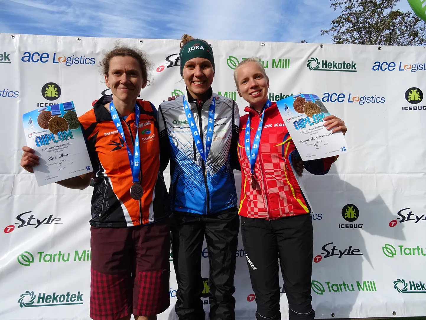 Eesti orienteerumise meistrivõistluste pika raja naiste esikolmik eliitklassis: Eleri Hirv (vasakult), Evely Kaasiku, Margret Zimmermann.