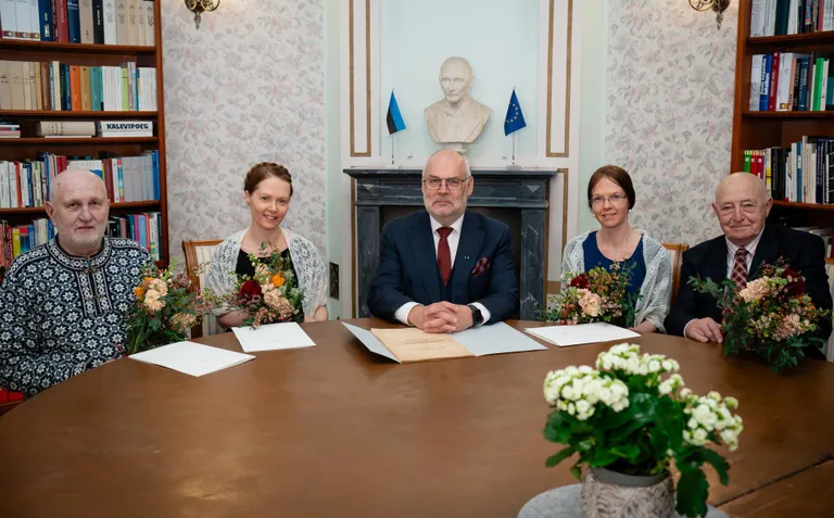 Riigipea Alar Karis tunnustas presidendi rahvaluule kogumispreemiaga nelja inimest: Kristel Kotta ja Merilin Kotta, Heiki Maiberg (vasakul), Valter Parve (paremal).