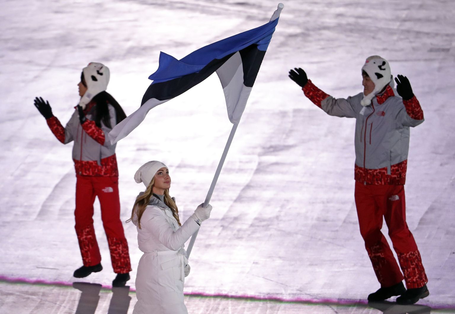 2018. aassta Pyeongchangi olümpial kandis Eesti lippu kiiruisutaja Saskia Alusalu. Seekord saavad selle au osaliseks Martin Himma ja Kelly Sildaru.