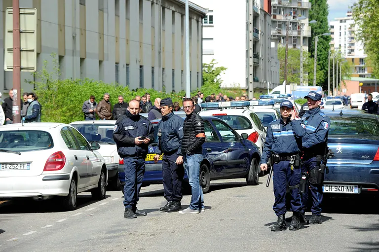 Politsei täna kooli ees sündmuskohal. Fotod: Scanpix