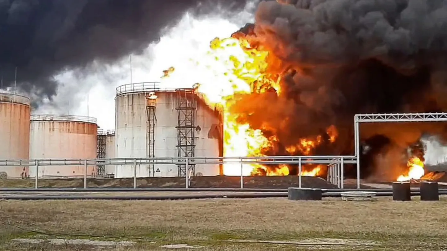 Архивное фото: пожар на нефтебазе "Роснефти" в Белгороде, 1 апреля 2022 года