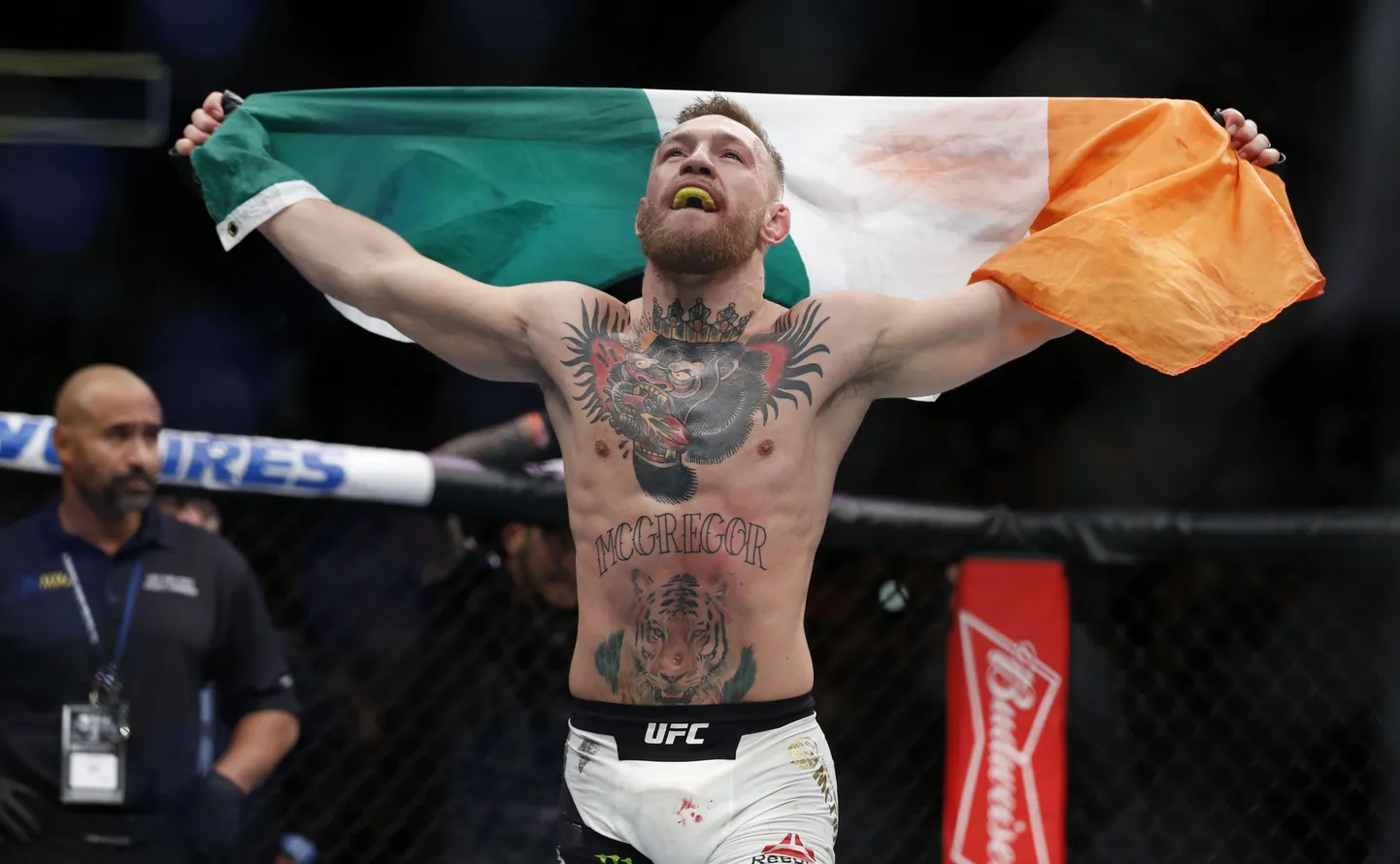 Conor McGregor peab oma CVle nüüd UFC meistrivööde kõrvale lisama ka isaameti.