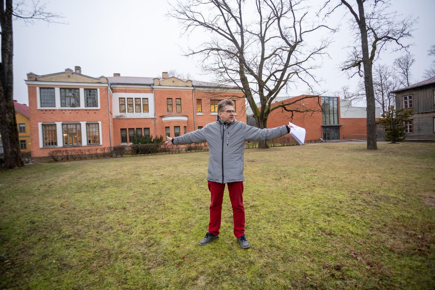 Peep Tobreluts näitab Viljandi huvikooli ja Kesklinna kooli vahelist platsi, kuhu kerkib seikluslinnak.