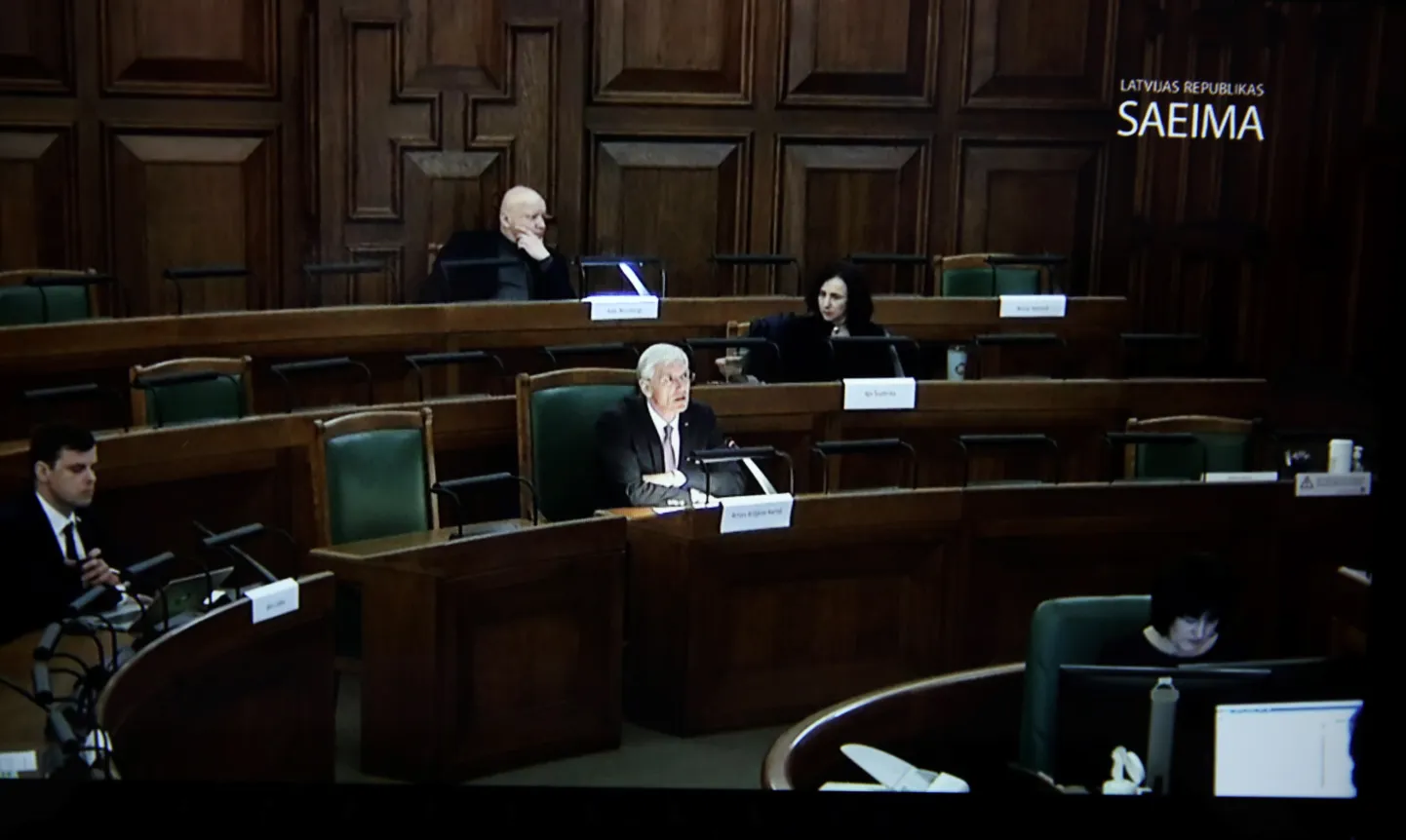 Ekrānšāviņš no Saeimas sēdes, kurā piedalās Ministru prezidents Krišjānis Kariņš, deputātiem pulcējoties vairākās zālēs, ievērojot piesardzību ārkārtas situācijā, lai pēc iespējas mazinātu Covid-19 vīrusa izplatīšanās riskus.