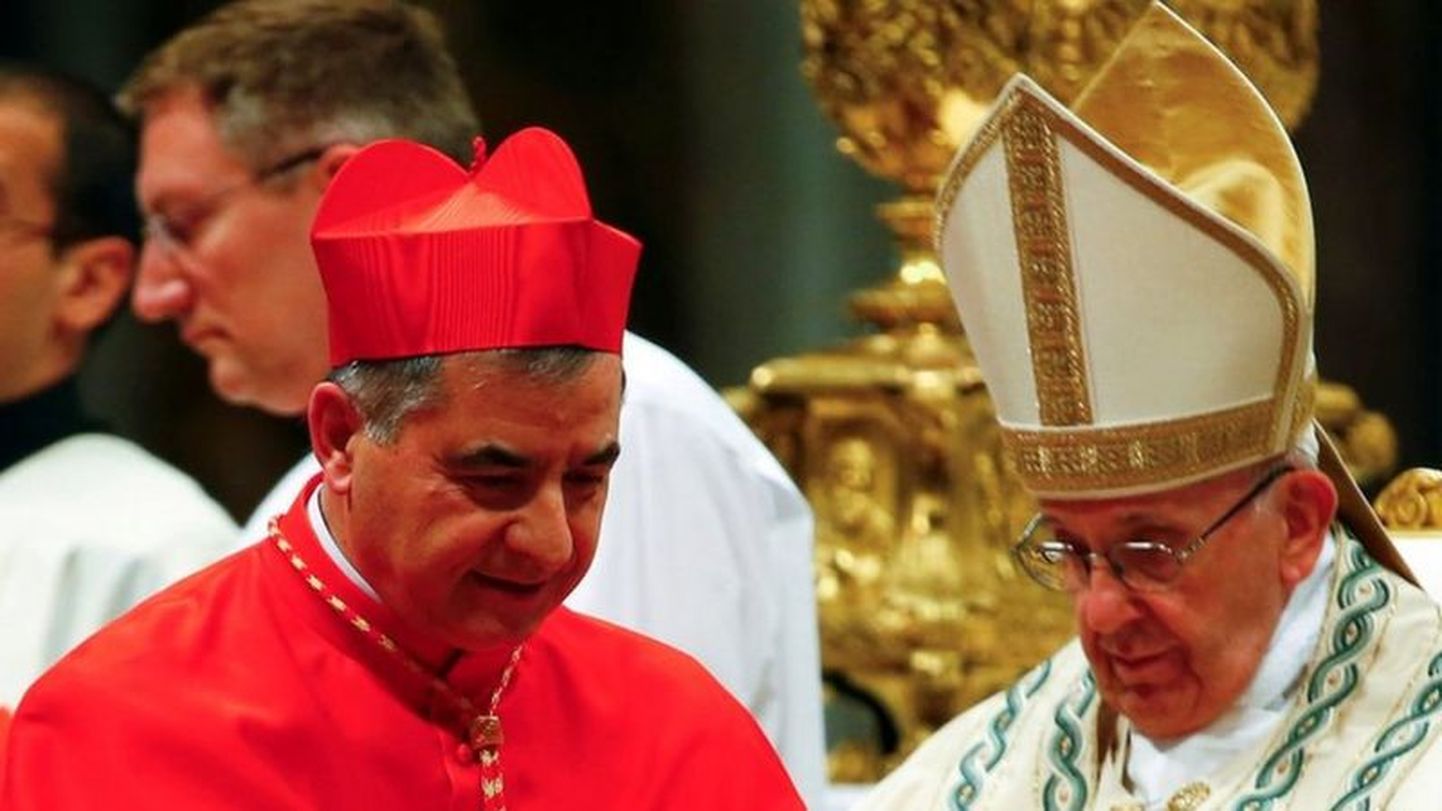 Кардинал Джованни Анжело Беччиу (слева) был близким соратником папы римского - пока тот его не уволил в прошлом сентябре