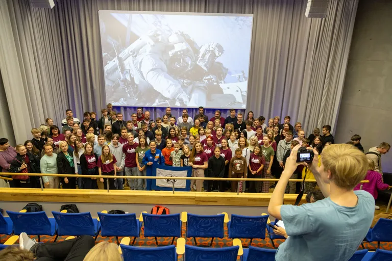 Ahhaa keskuse vippkülaline oli läinud aastal NASA astronaut Nicole Aunapu Mann. Pildil koos kooliõpilastest fännidega.