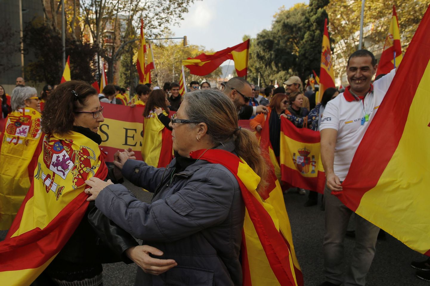 Hispaania ühtsust toetavad meeleavaldajad Barcelona tänavatel.