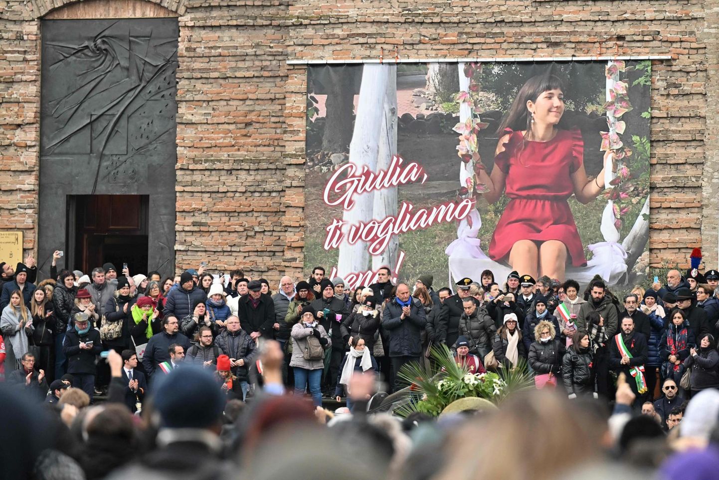 Rahvas Itaalias Padovas Santa Giustina kiriku juures Giulia Cecchettini matustel, kelle tappis maha jätmisega mitte leppinud endine kallim. 