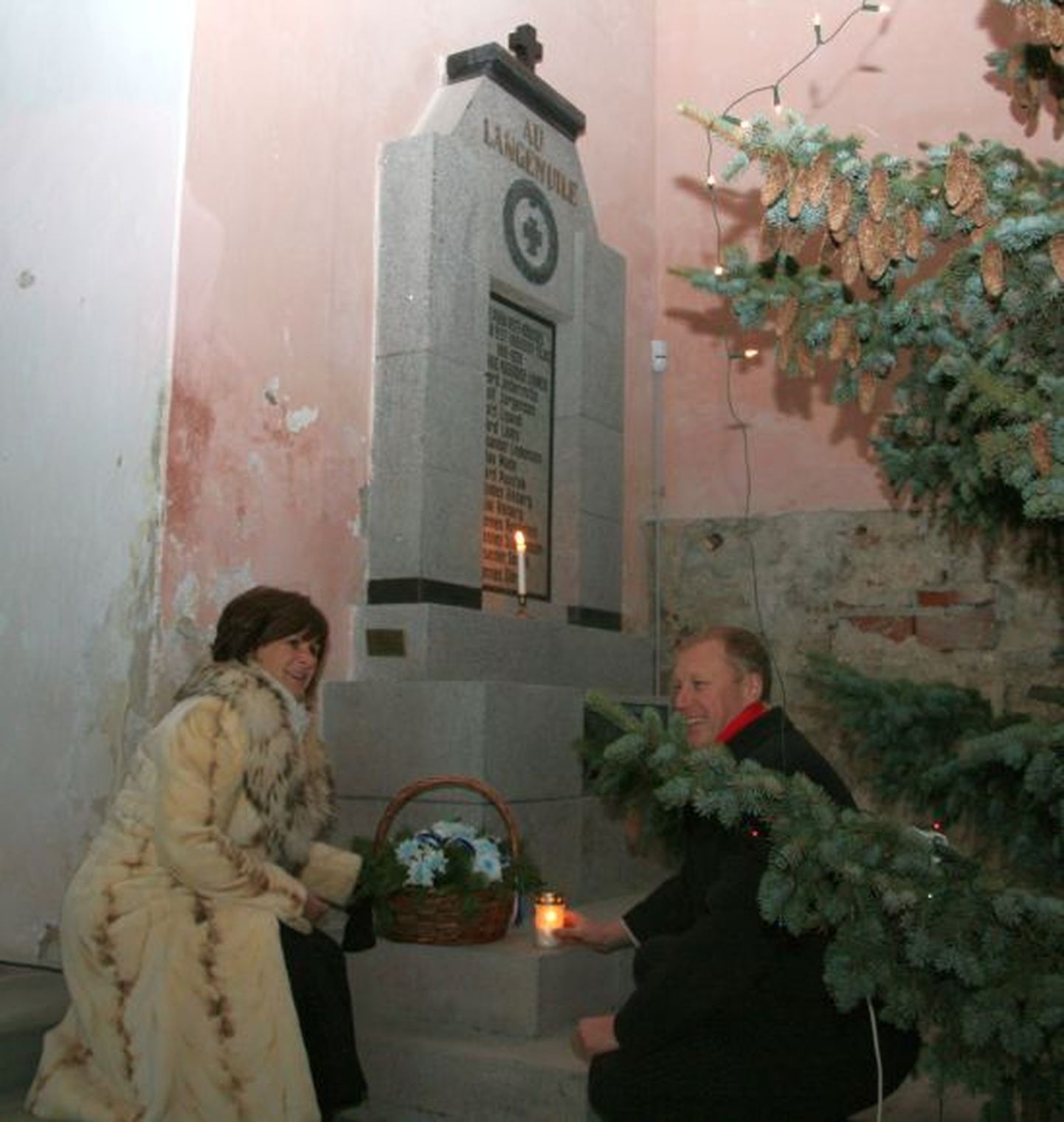Eelmisel aastal asetasid mälestusküünlad Paide kirikus asuva mälestustahvli juurde linnapea Kersti Sarapuu ning abilinnapea Kaido Ivask.