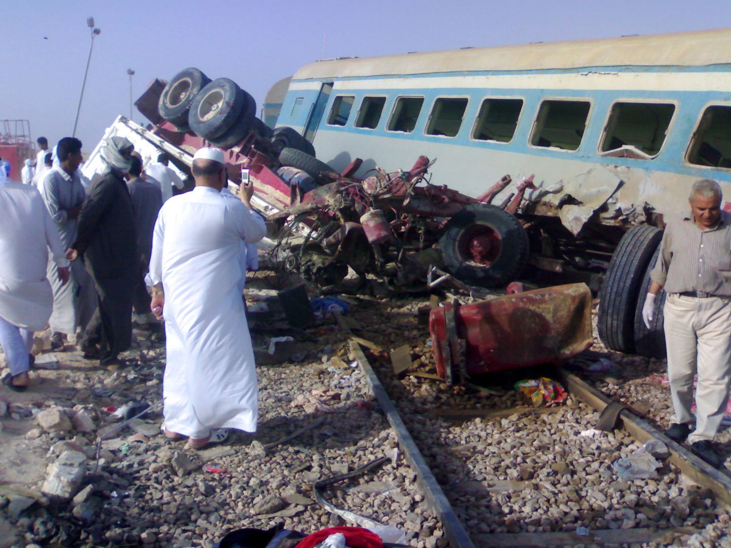 Egiptlased reisirongi juures, mis rammis raudteeülesõidul ette jäänud autosid ning kokkupõrke tagajärjel paiskus rööbastelt väljad, tappes ja vigastades kümneid inimesi.