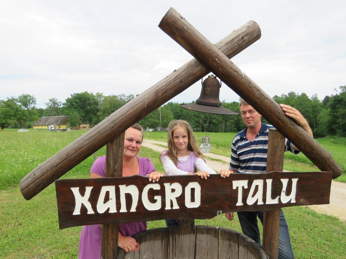 Pühajärve ääres asub Kangro talu, kus perekond Sisask – pereema Egle, peretütar Adeele ja pereisa Margus – teeb kolmandat suve teatrit.