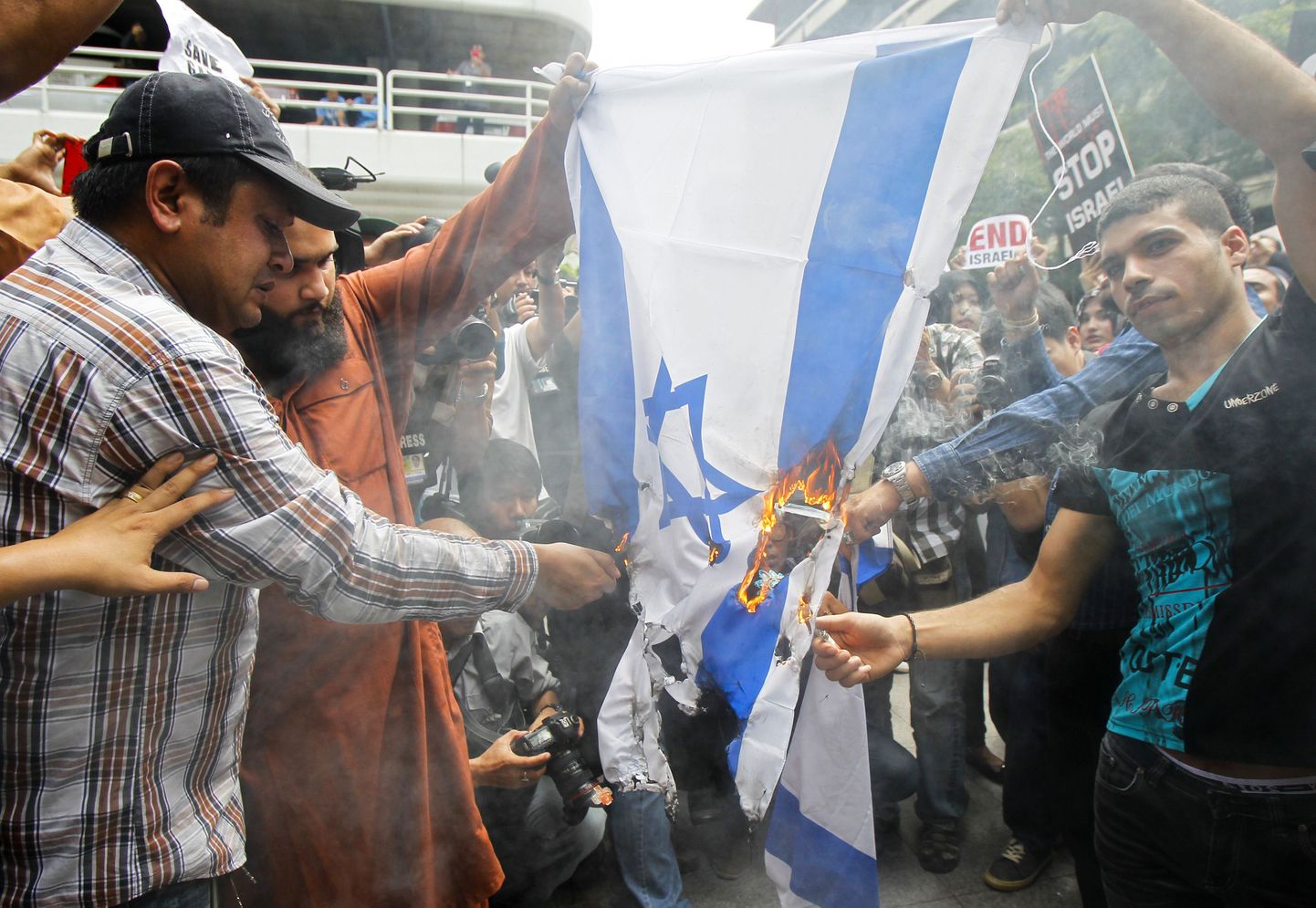 Tai moslemid põletavas Bangkokis meeleavaldusel Iisraeli lippu.