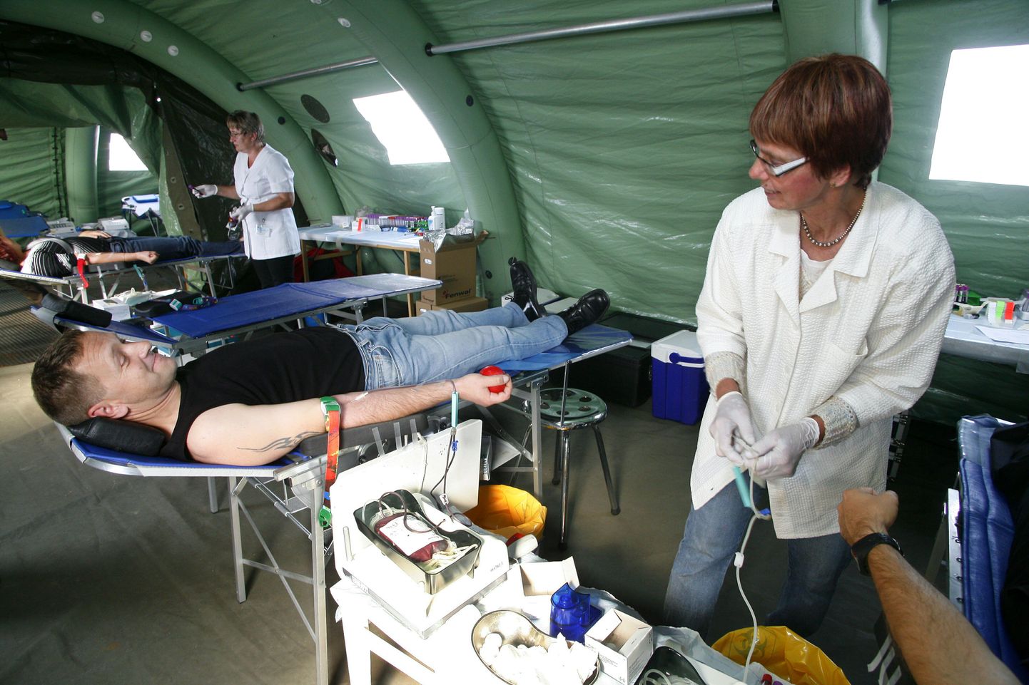Pärnu kesklinnas Port Arturite ja Pärnu Keskuse vahelisele platsile püstitatud telkides saavad kõik täisealised soovijad verd loovutada.