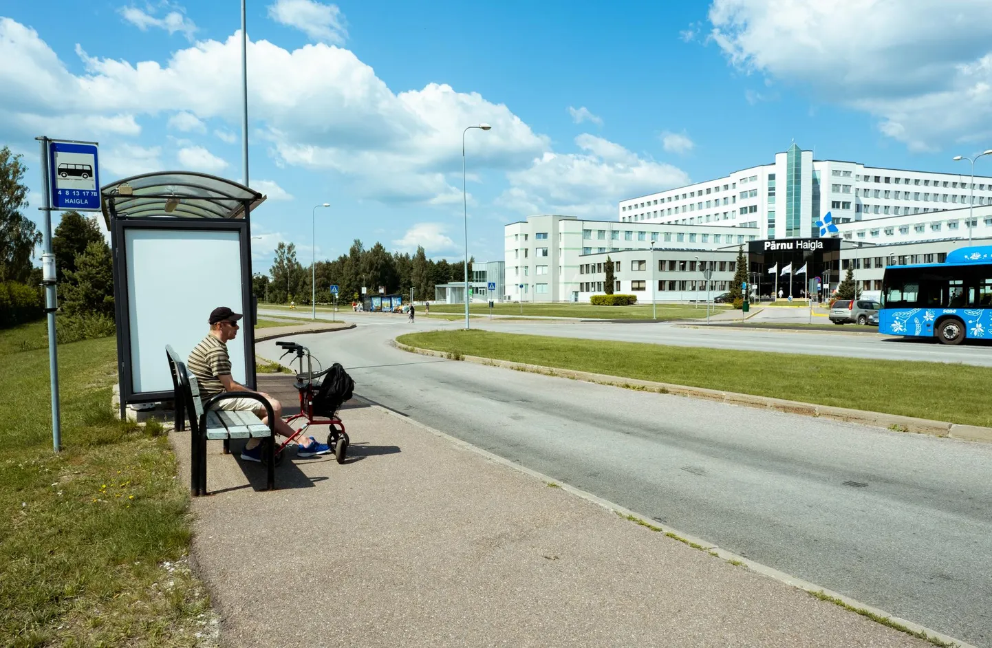 Enam ei pea haiglasse minejad, kel kõndida raske, ületama sõiduteed jalgsi, vaid saavad sõita bussiga peatusse teisel pool teed.