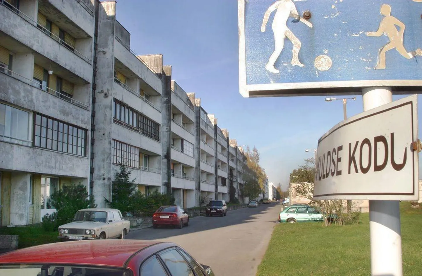 Eraldi peatüki Eesti 1970. aastate arhitektuuris moodustavad Pärnu KEKile projekteeritud hooned, kus dominant on kolmveerand kilomeetrit pikk terrassmaja Kuldne Kodu.