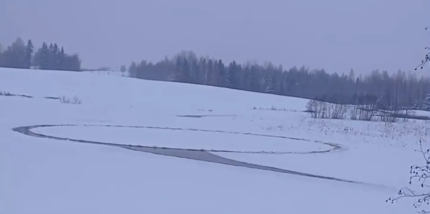 Очевидец в Цесском крае запечатлел редкое природное явление - ледяной круг