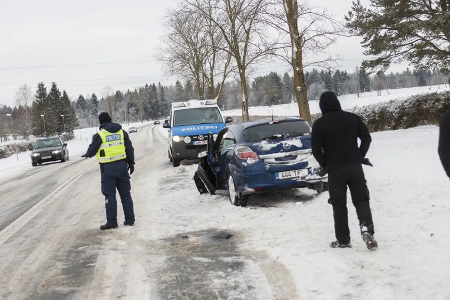 Eile hommikul kaotas 22-aastase naise juhitud sõiduauto Opel Piira ja Pajusti vahelisel teelõigul libeduse tõttu juhitavuse ja sõitis vastu puud. Õnnetus juhtus umbes kaks kilomeetrit Piiralt Pajusti poole. Kiirabi viis sohvri Rakvere haiglasse tervisekontrolli. Politsei hinnangul olid teed eile hommikul libedad.
