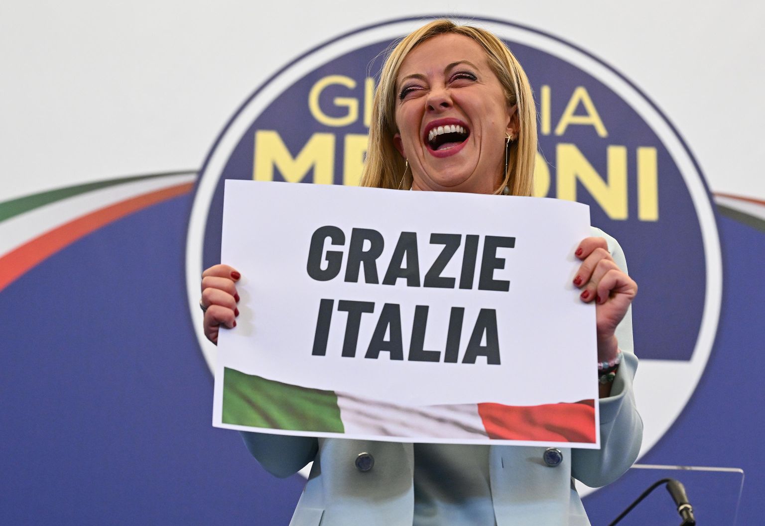 Valimised võitnud partei Itaalia Vennad juht Giorgia Meloni erakonna peakorteris Roomas sildiga «Aitäh, Itaalia».