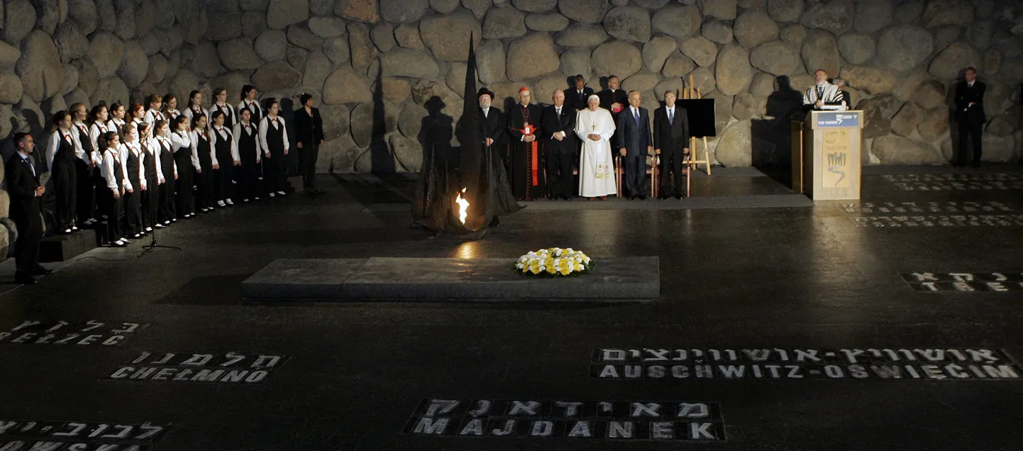 Benedictus XVI osalemas tseremoonial igavese tule juures Yad Vashemi holokaustiohvrite memoriaalkompleksis.