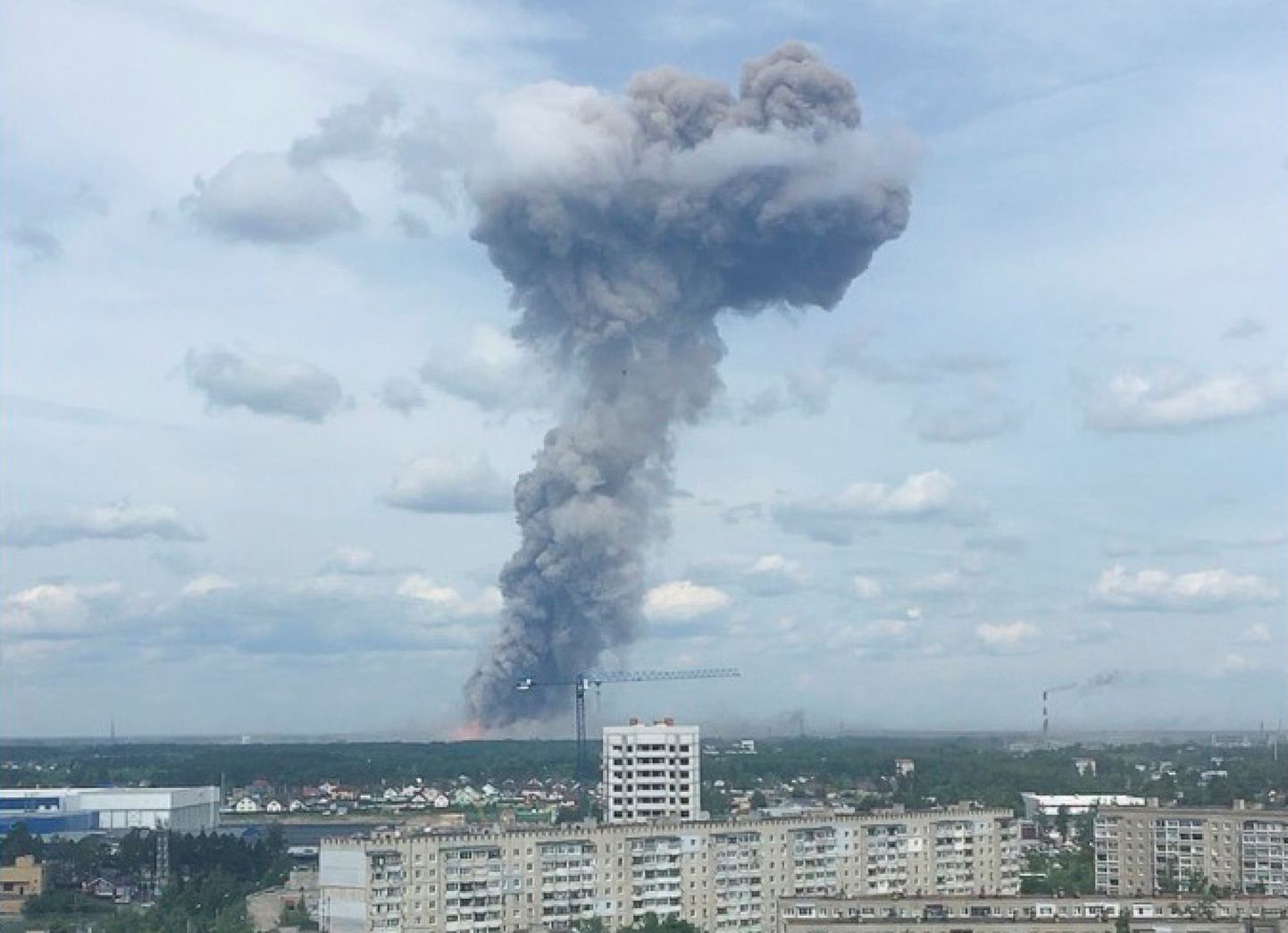 Dūmi pēc sprādzieniem munīcijas rūpnīcā Krievijas pilsētā Dzeržinskā