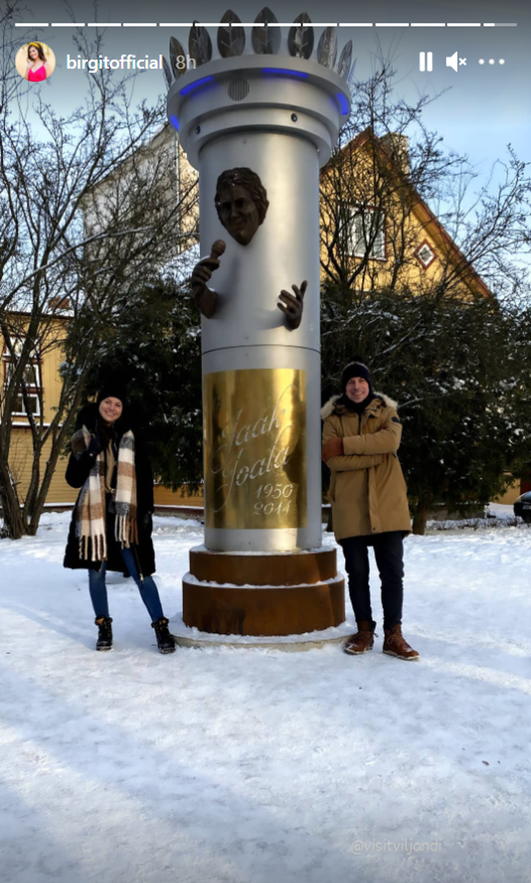 Birgit ja Indrek Sarrap kõmulise Jaak Joala kuju juures Viljandis.