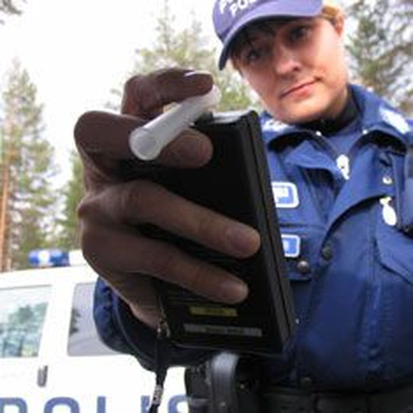 Soome politseinik alkomeetriga