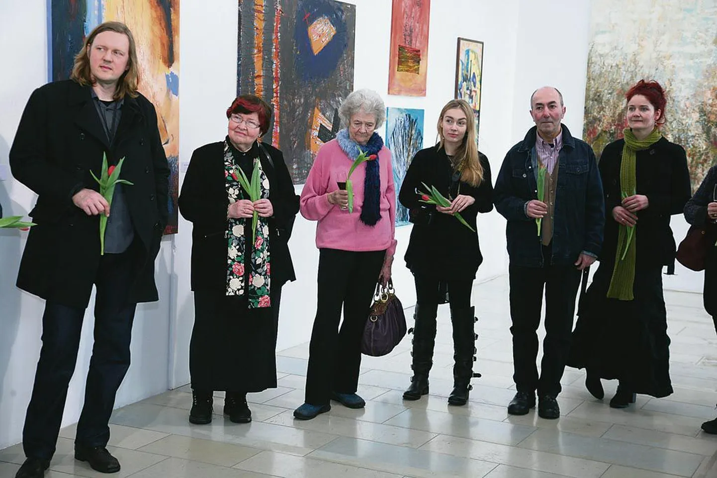 Ülevaatenäituse avamisele olid kohale tulnud paljud osalevad kunstnikud üle Eesti.