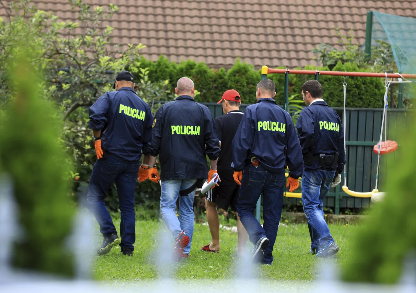 Sloveenia politseinikud eskortimas poliitik Andrej Siskot.