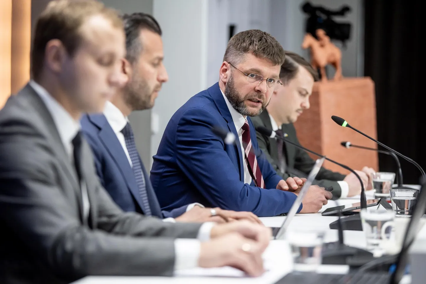 Linnapea Jevgeni Ossinovski ning abilinnapead Pärtel-Peeter Pere, Karl Sander Kase ja Aleksei Jašin tutvustasid Tallinna tänavust ­esimest lisaeelarvet.