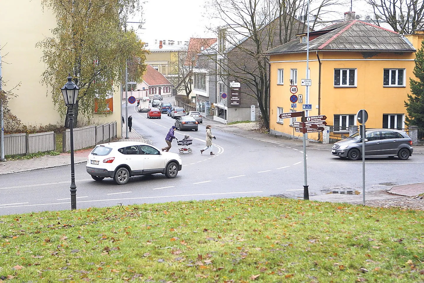 Kuna Laia ja Jakobi tänava ristmiku lauge kurv võimaldab sõidukitel läbida manööver kiiresti, on autodel küllalt suur oht põrgata kokku teed ületavate jalakäijatega.