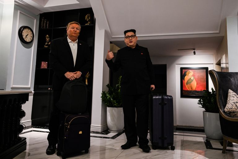 Austraalia koomik Howard X ja tema lavapartner Russel White, kes kehastavad Kim Jong-uni ja Donald Trumpi täna Hanois. Vietnami võimud keelasid meestel Põja-Korea ja USA liidrite tippkohtumise eel riigis esinemise.