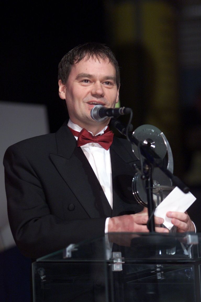 Muusikas alati kättpidi sees – 2003. aasta Eesti muusikaauhindade gala laval auhinda üle andmas.