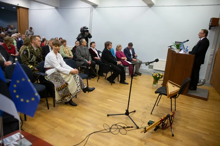 Kõnepuldis Eesti Kirjandusmuuseumi direktor Urmas Sutrop.