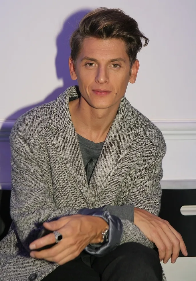 Әйелі жұлқынып жатқанда, ол жұлқынады