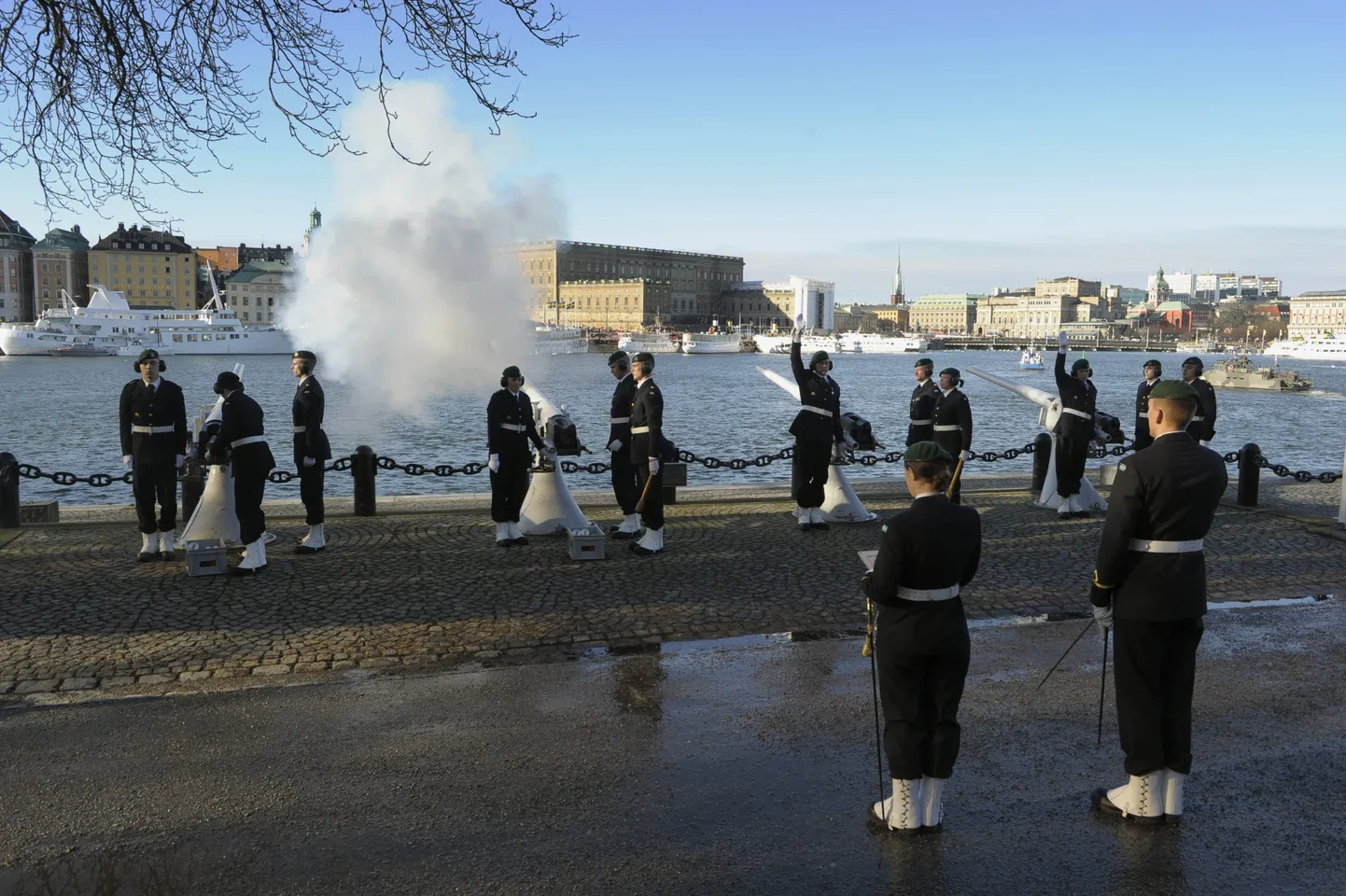Шведские военные моряки дали залп в честь рождения принцессы.