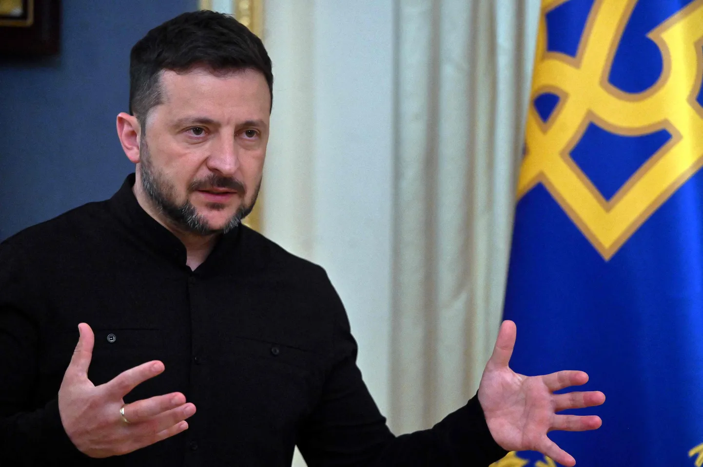 Ukraina president Volodõmõr Zelenskõi rääkimas meedia esindajatega pärast telefonivestlust USA presidendi Donald Trumpiga 19. mail 2025. aastal.