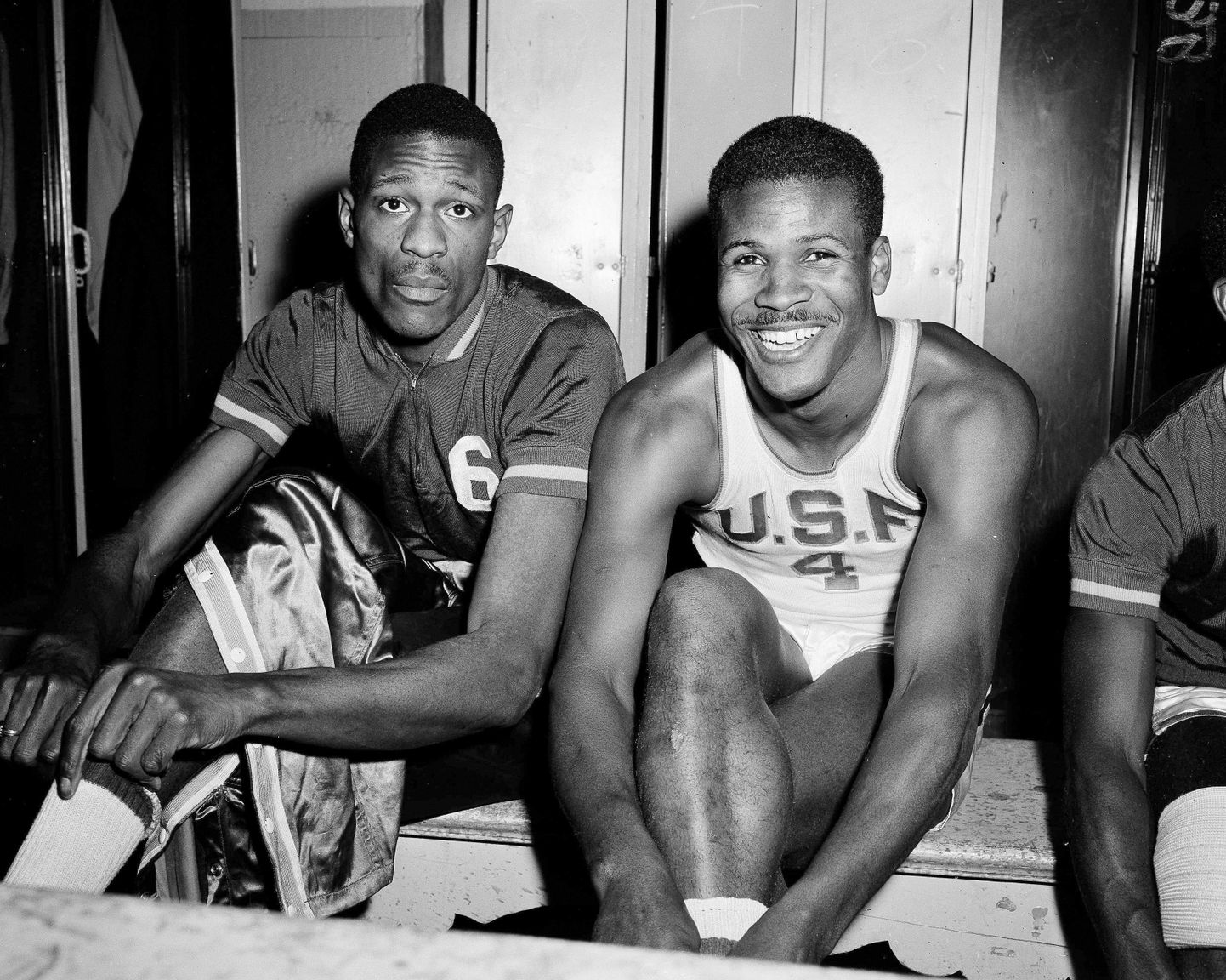 K. C. Jones (paremal) koos ühe aegade parima korvpalluri Bill Russelliga.