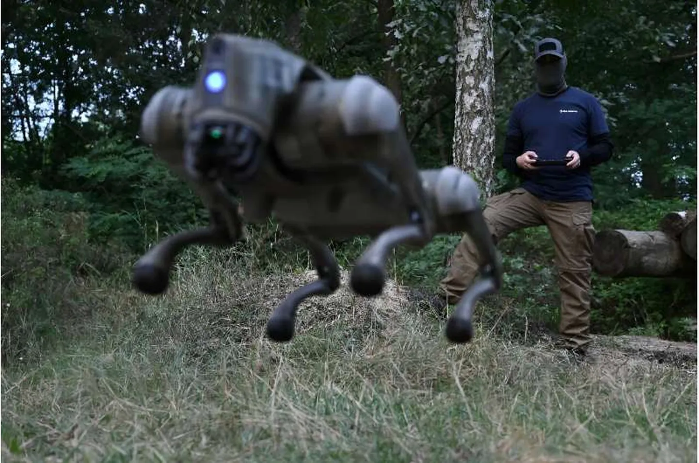 Operaatori juhitud õhku hüppav robotkoer.