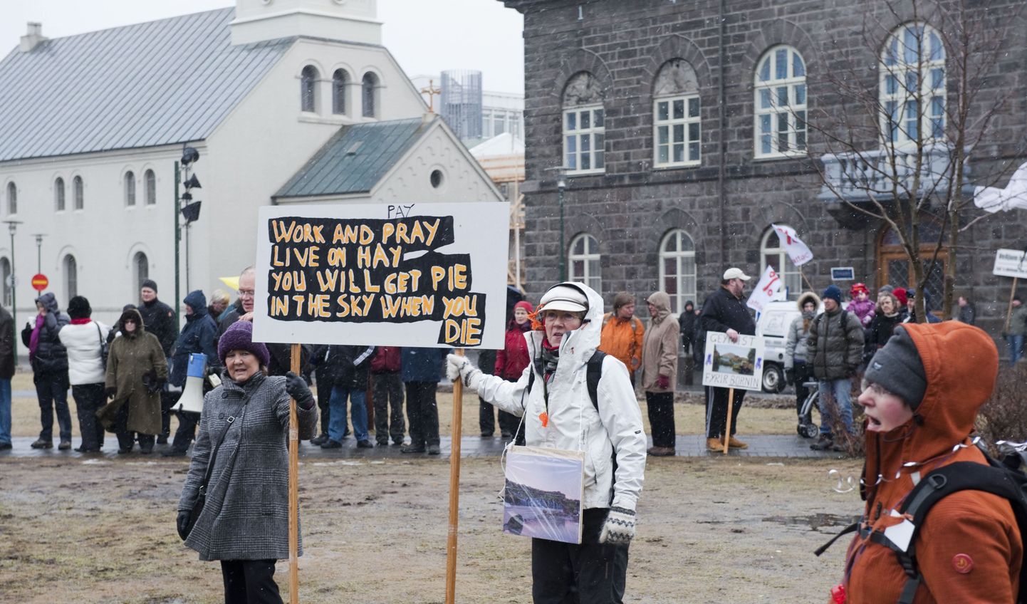 Meeleavaldus Islandi parlamendi ees Reykjavikis tänavu märtsis. Rahvas nõudis, et valitsus täidaks oma lubaduse leevendada krahhi tõttu hüppeliselt kasvanud võlgade all ägavate inimeste olukorda.