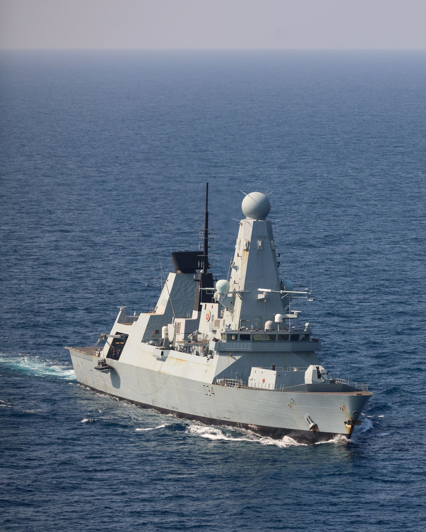 Briti HMS Diamond on kuningliku mereväe tüüp 45 ehk Daring-klassi õhutõrjelaev, mis patrullib Punasel merel, et tõrjuda lääneriikide ühisoperatsiooni Prosperity Guardian raames Jeemeni mässuliste huthide raketirünnakuid kaubalaevade vastu.