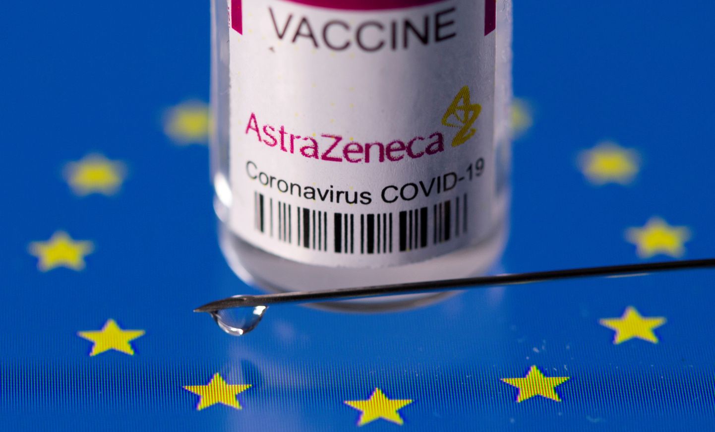 Sümbolpilt AstraZeneca vaktsiini viaalist Euroopa Liidu lipu taustal.