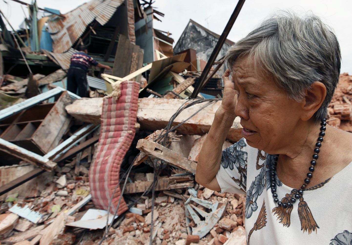 Sumatra saare elaniku purustatud elumaja.