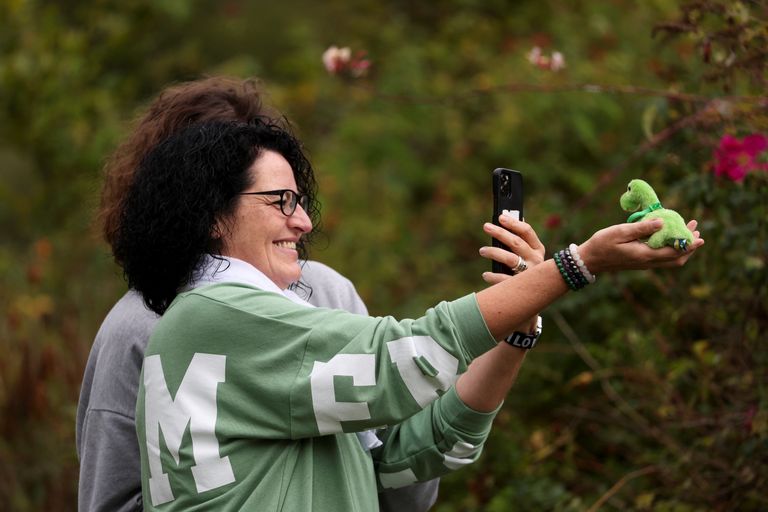 Naine, kes osales 50 aasta suurimal Loch Nessi koletise otsingul, pildistamas Loch Nessi koletise mänguasja.